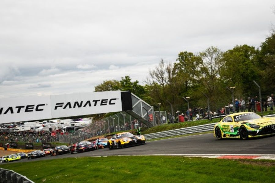 Auer & Engel win Sprint Cup GT World Europe advantage with victory at Brands