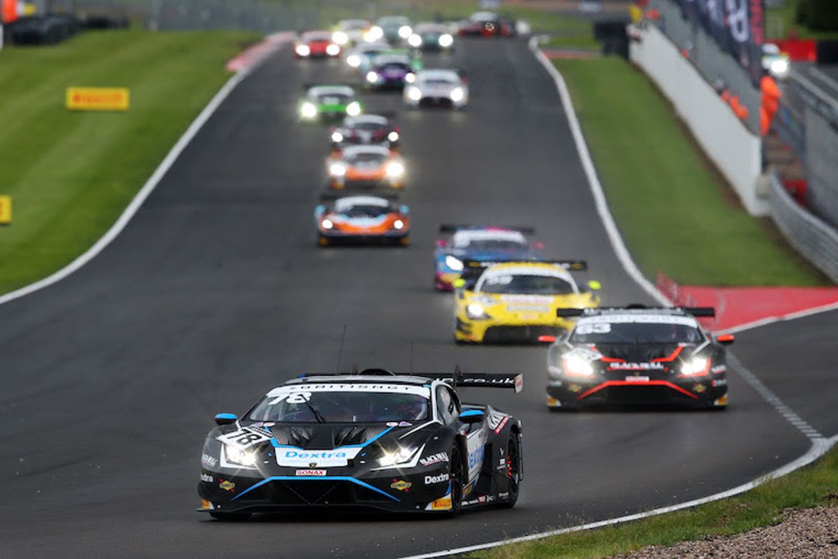 Barwell & Optimum weather the storm in classic British GT encounter at Donington