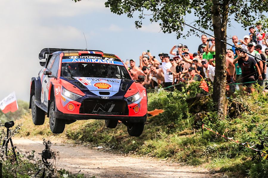Andreas Mikkelsen holds slender lead Friday on ORLEN 80th Rally Poland