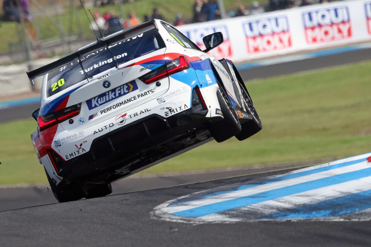 Turkington dominates Knockhill BTCC Race 1 from pole to flag