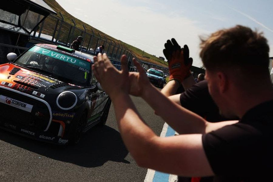 Zelos clinches record-breaking third MINI CHALLENGE crown 