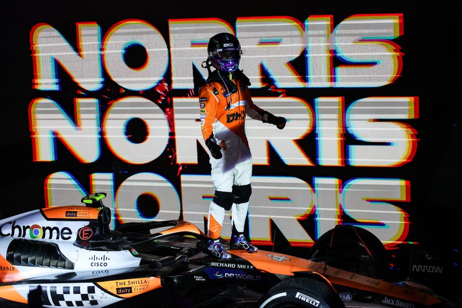  Norris dominates to take Singapore Grand Prix win ahead of Verstappen and Piastri