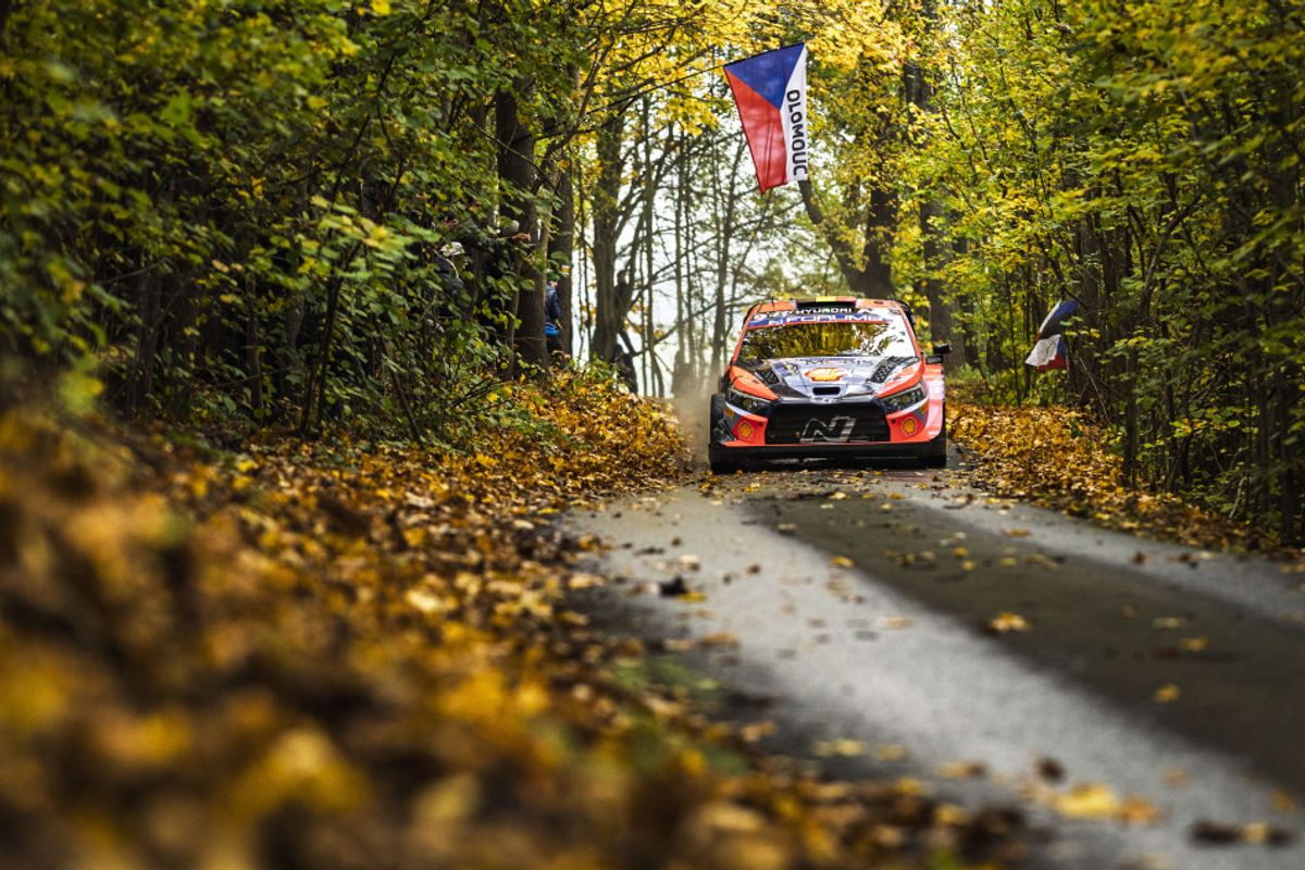 Neuville extends CER Friday lead to strengthen WRC title charge