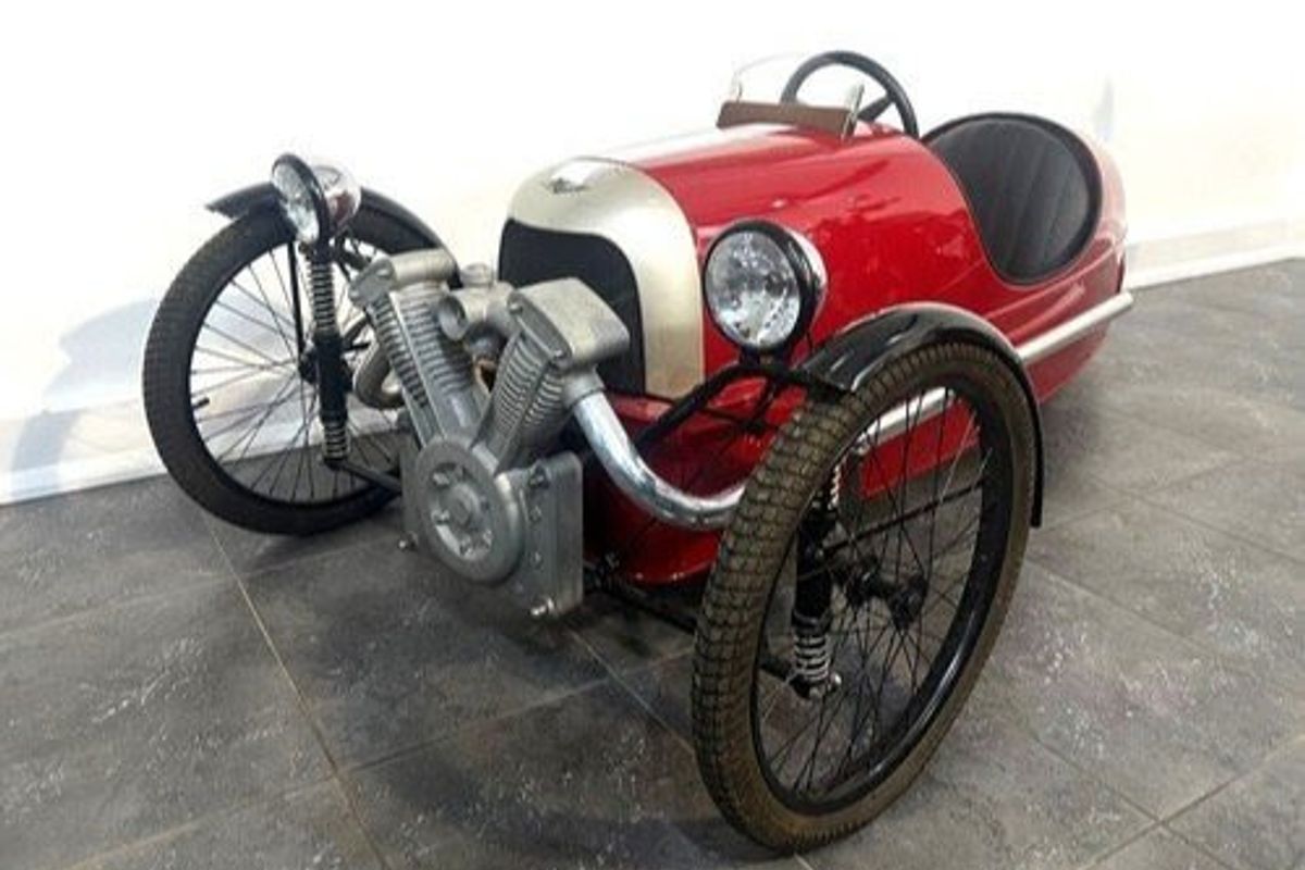 A Morgan 'SuperSport Junior' Three Wheeler child's pedal car @ Dore&Rees