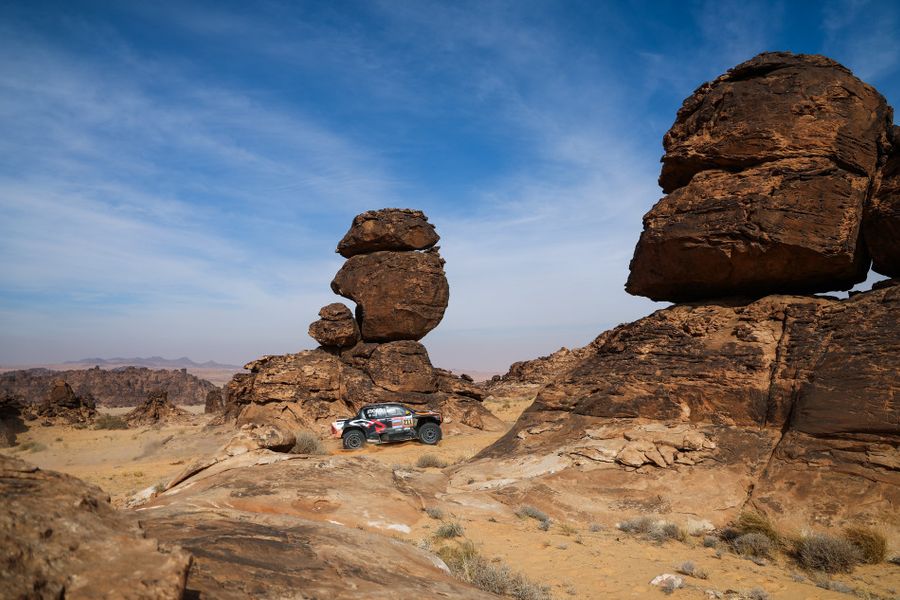 Toyota’s Henk Lategan & Brett Cummings take  rest day lead on Dakar Rally
