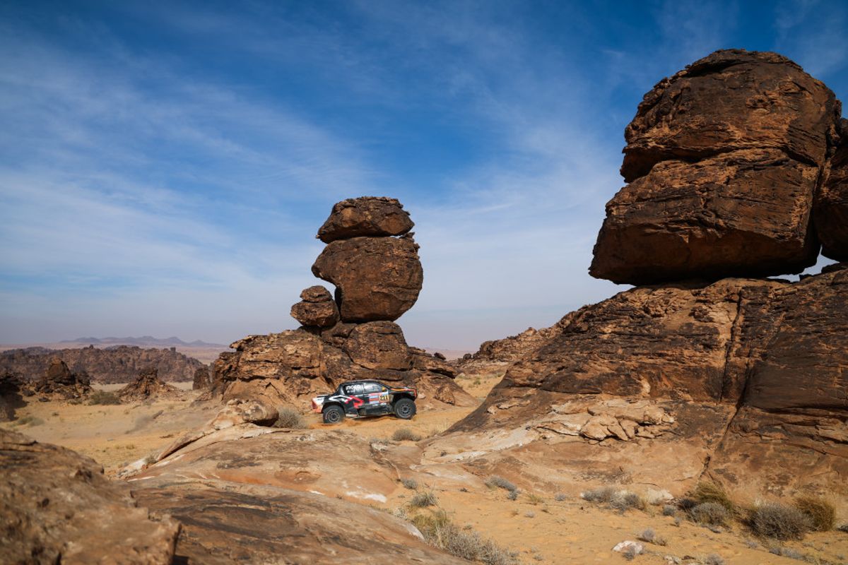 Toyota’s Henk Lategan & Brett Cummings take  rest day lead on Dakar Rally