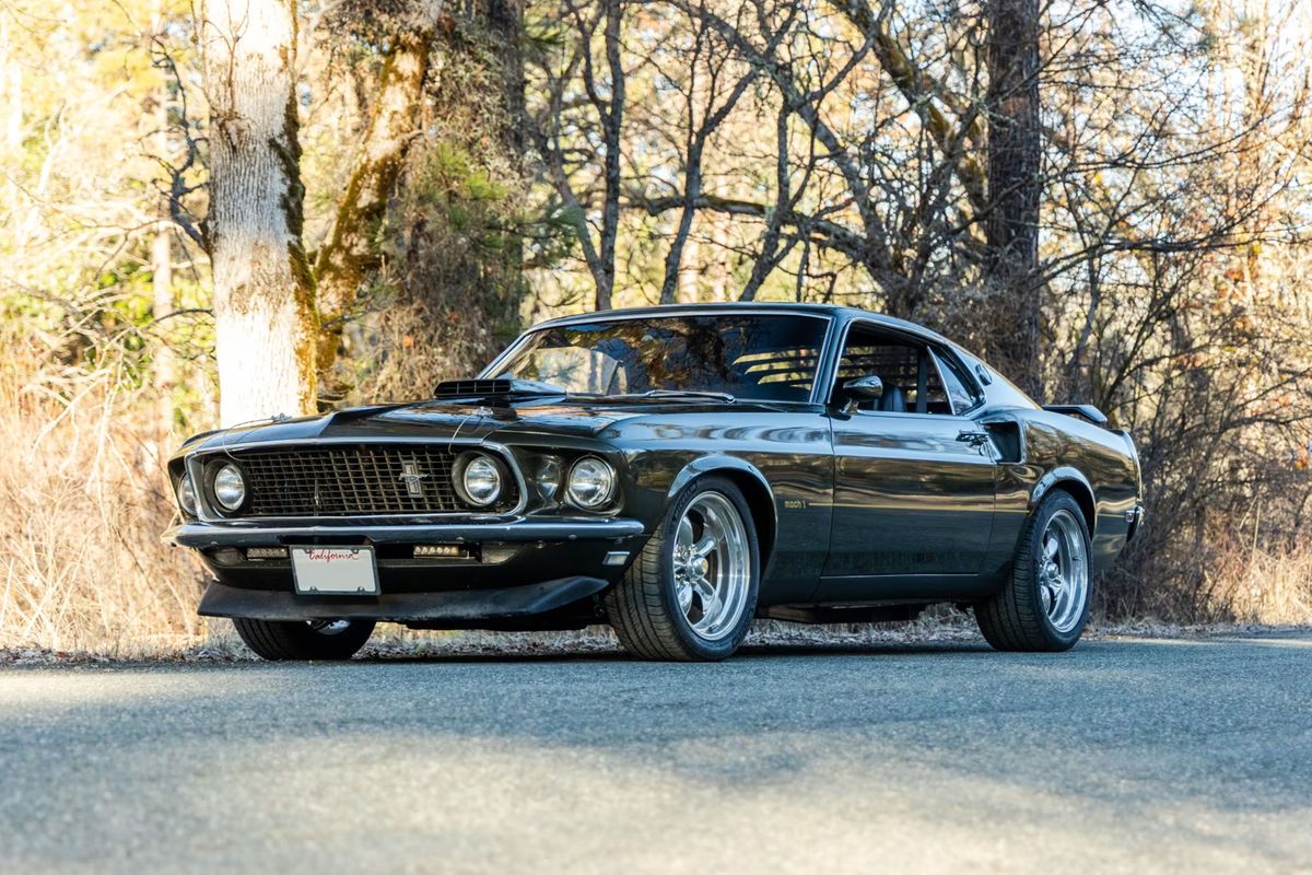 Herd of Mustangs race to Mecum Glendale Auction 