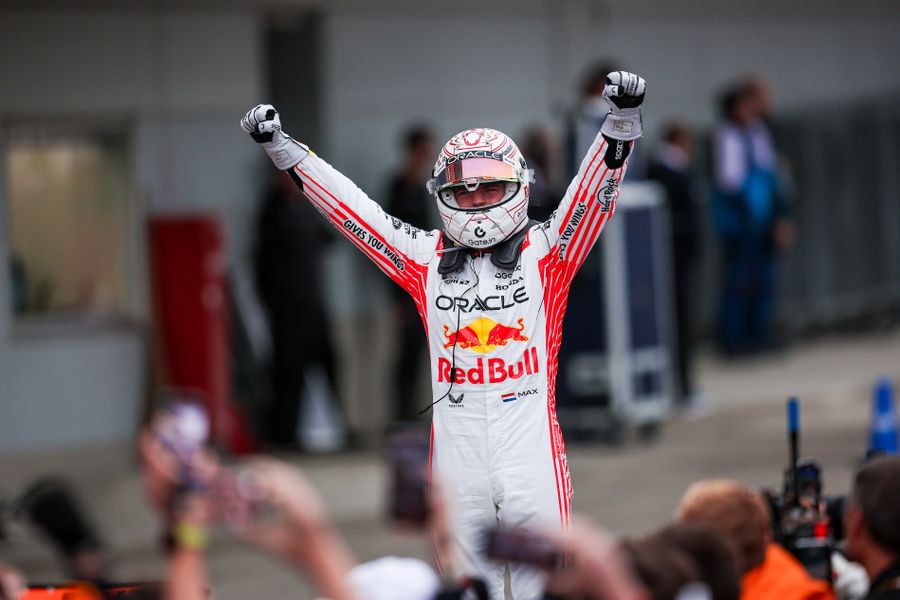 Verstappen holds off the McLarens to win the Japanese Grand Prix