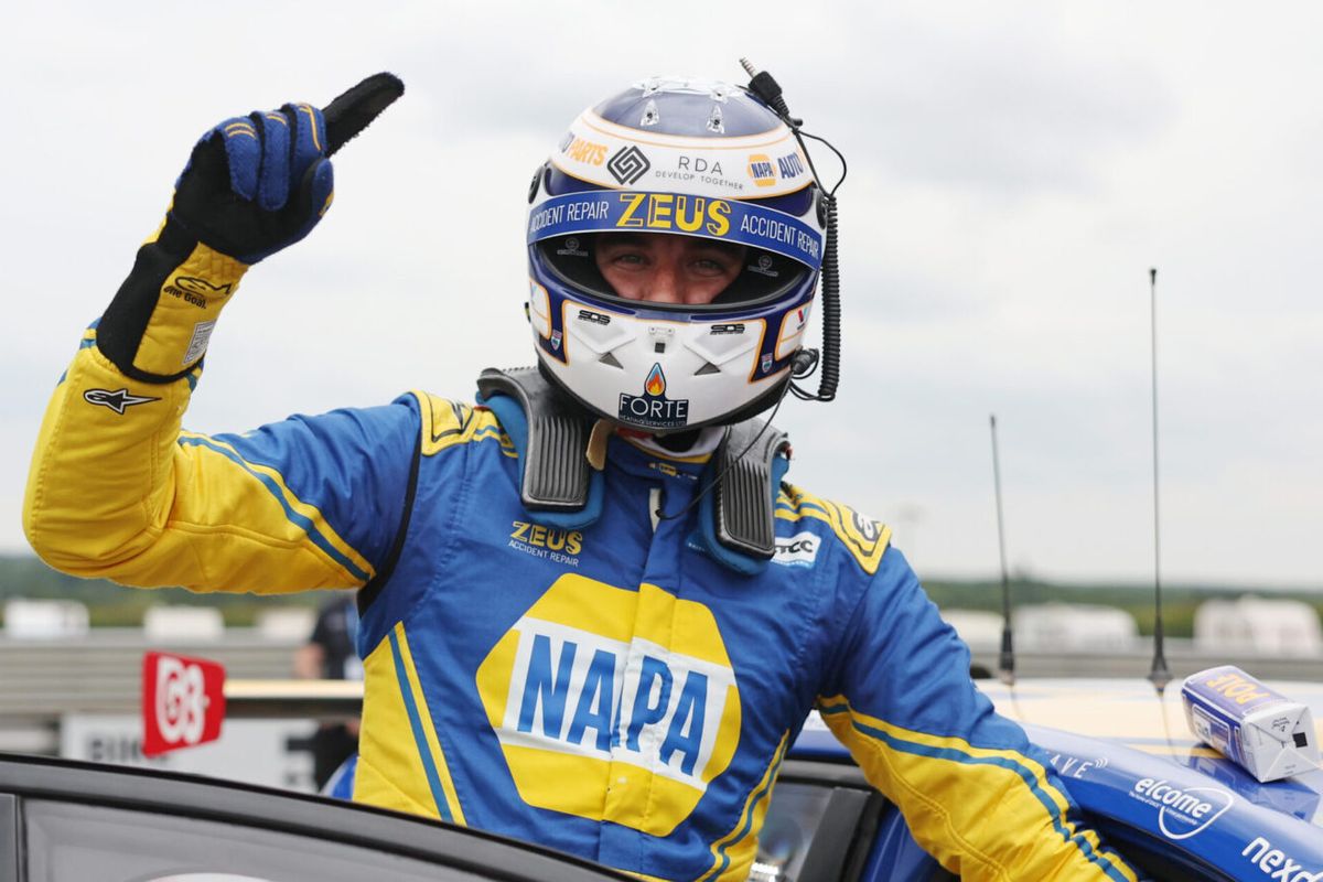 Cammish converts pole into victory in Snetterton BTCC opener