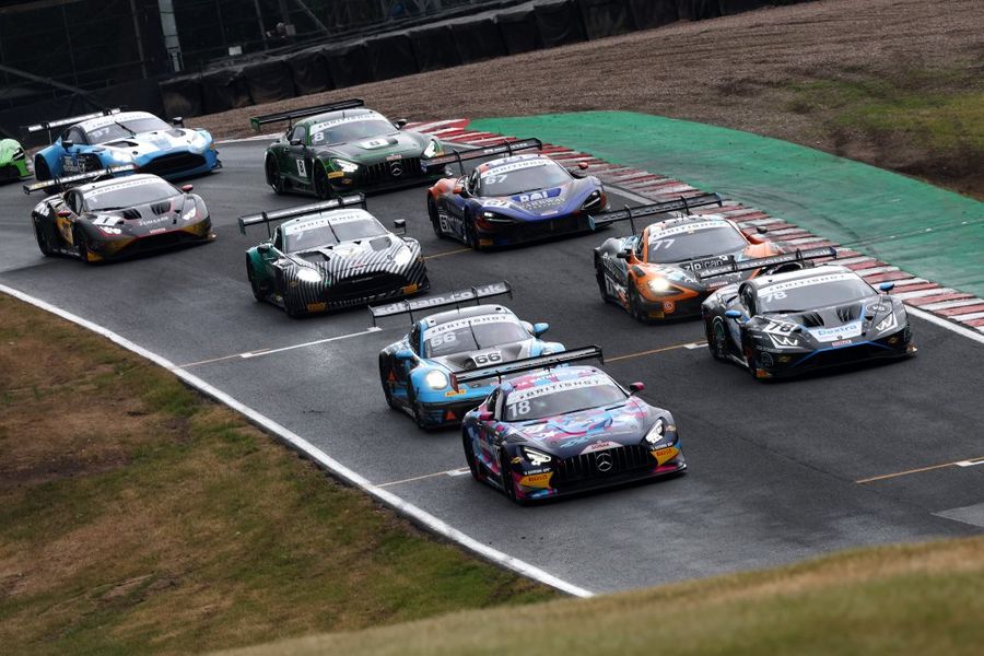 British GT Race 2: Tse and Götz dominate in changeable conditions