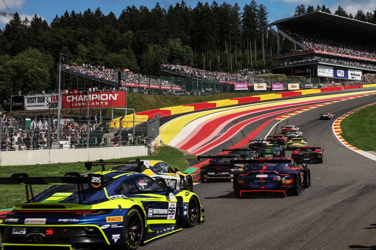 Advantage Porsche as three-way GT World Challenge title fight intensifies