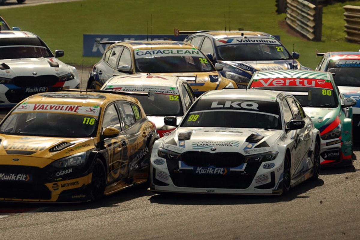 BTCC title race heats up at Croft