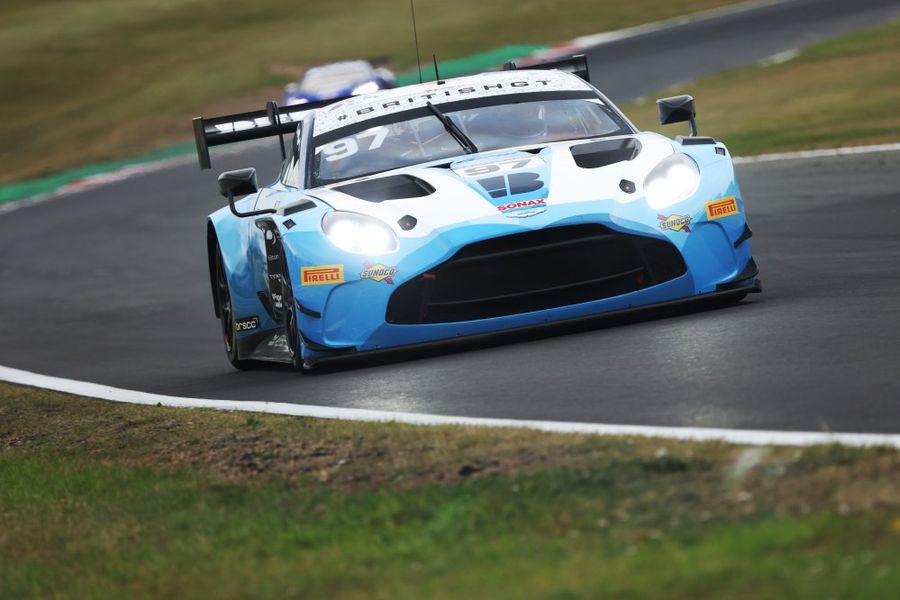 Brands Hatch British GT: 2 Seas and Mahiki bag pole apiece