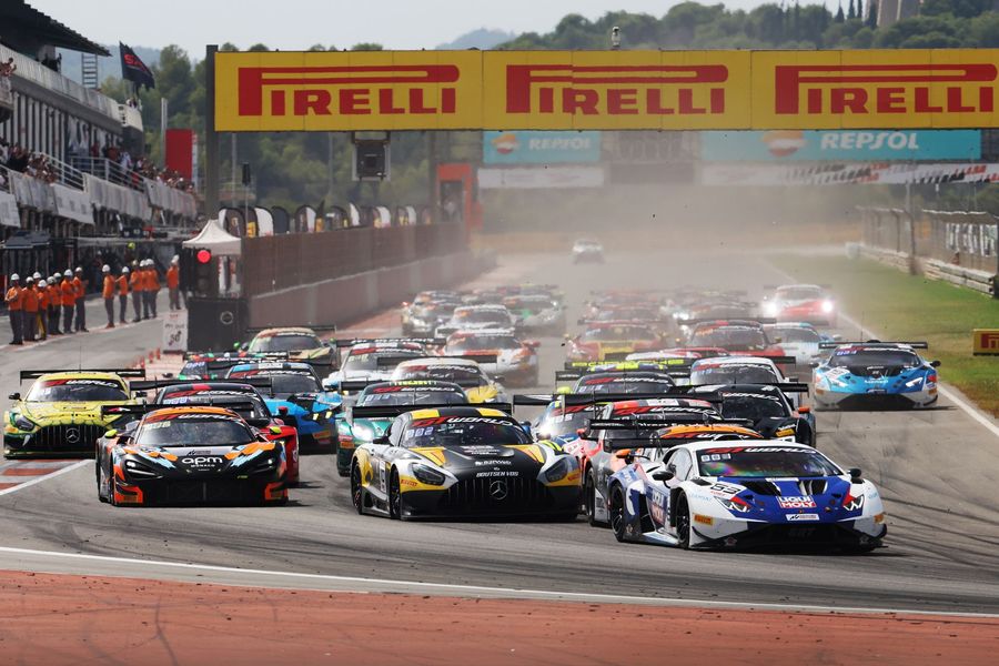 Weerts & Van der Linde win GT World Challenge Valencia finale