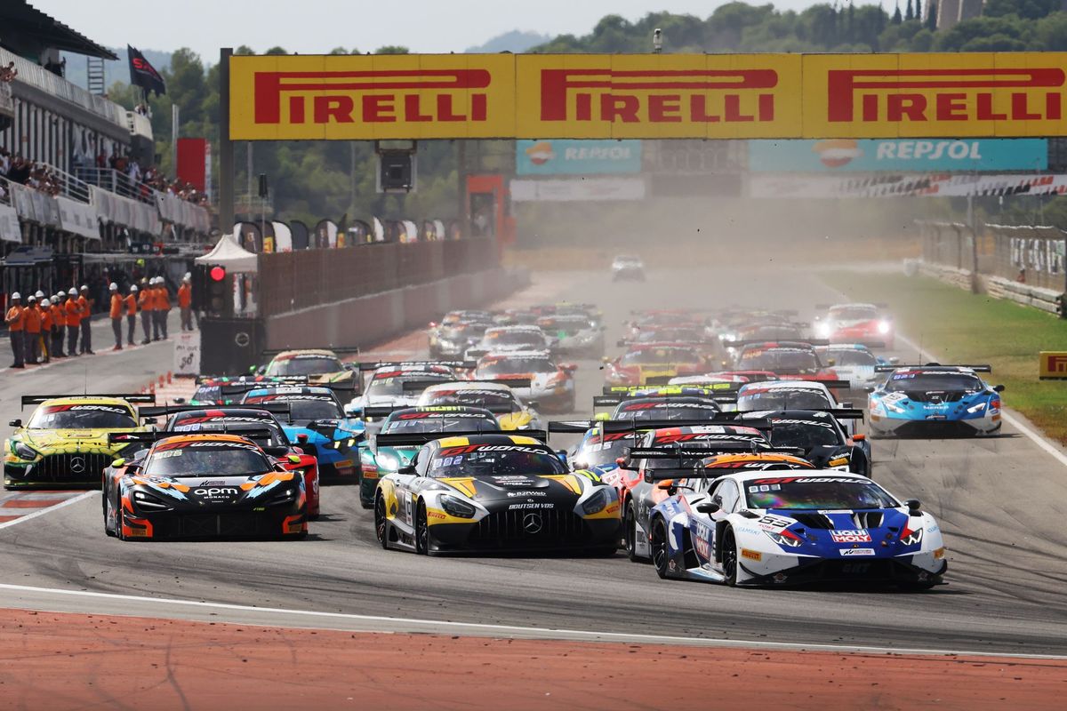 Weerts & Van der Linde win GT World Challenge Valencia finale