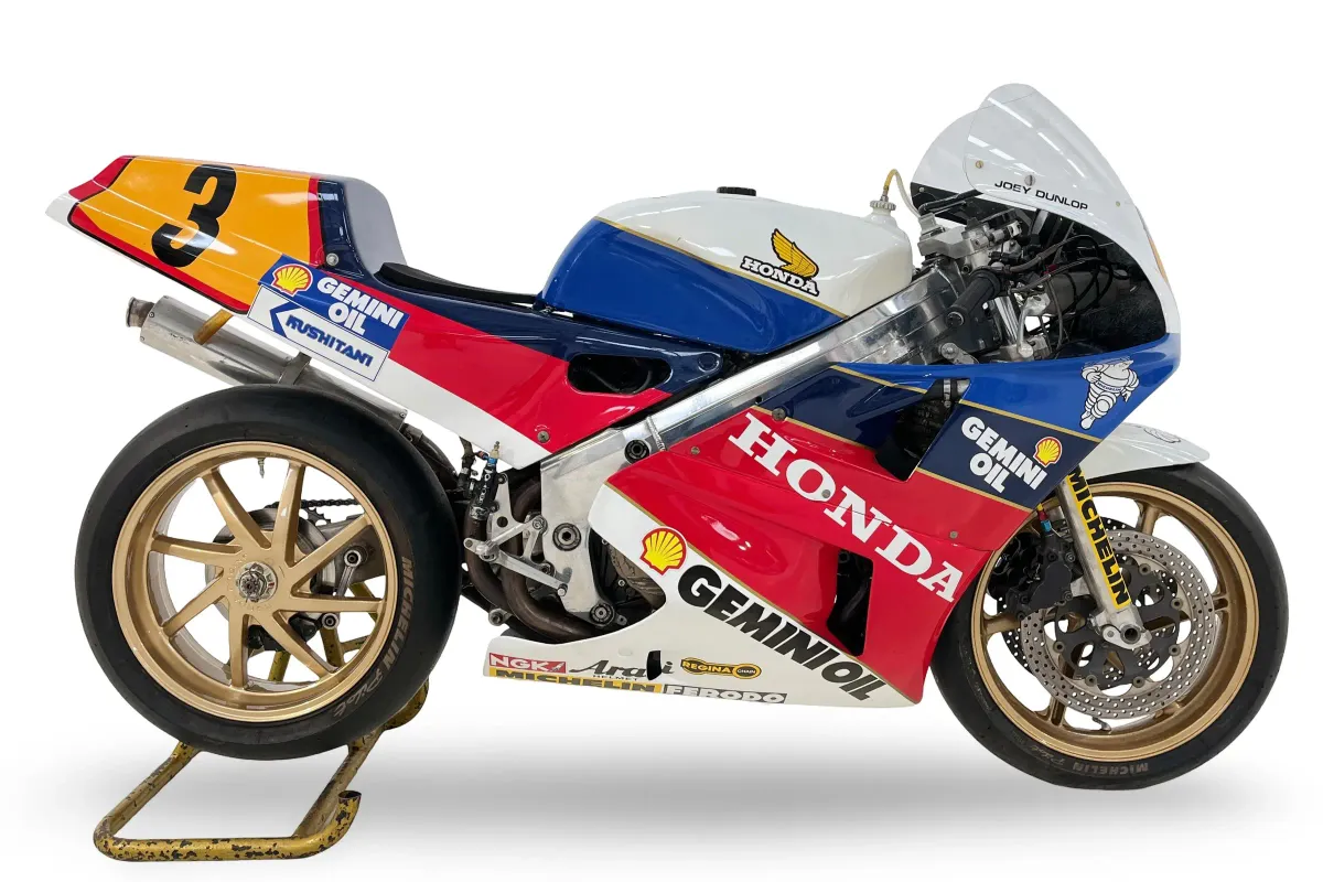 Joey Dunlop's 1988 Isle of Man TT winning VFR750R RC30 Sold for £132,250 @ Bonhams