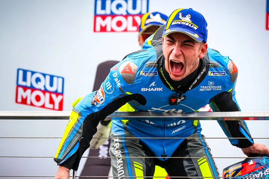 Flawless Fernandez claims debut MotoGP win as Bezzecchi fights back for podium