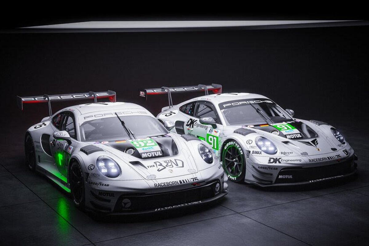 Two Porsche 911 GT3 R compete at Le Mans in historic livery from 1951