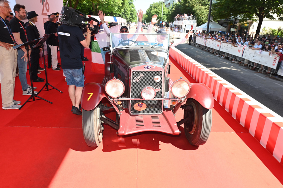 Juan & Margarita Tonconogy win 1000 Miglia with Alfa Romeo 6C 1750 GS Spider Zagato