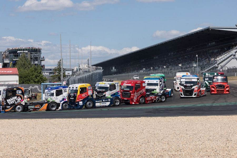 Norbert Kiss fights through the pack to ETRC Nürburgring triumph