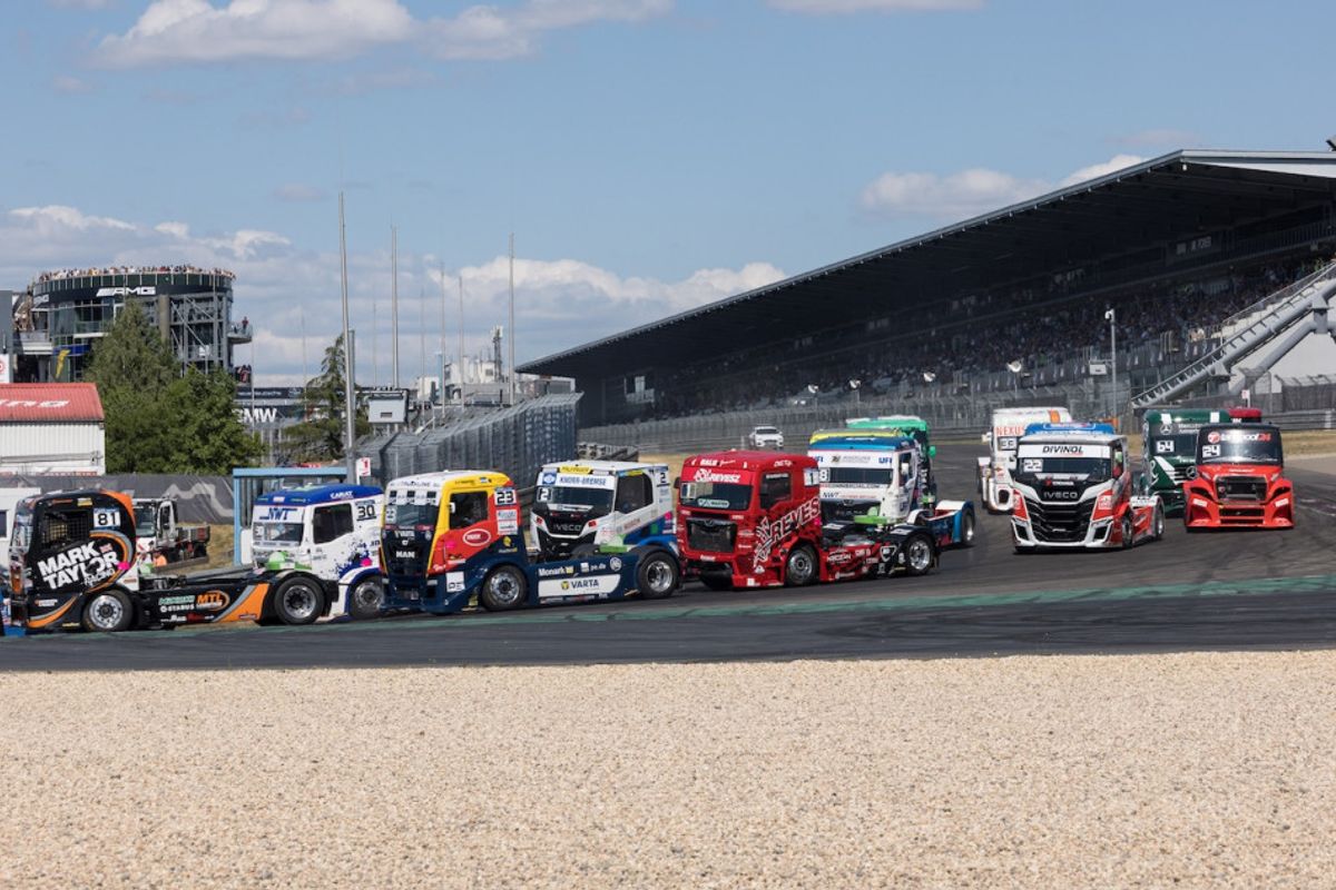 Norbert Kiss fights through the pack to ETRC Nürburgring triumph