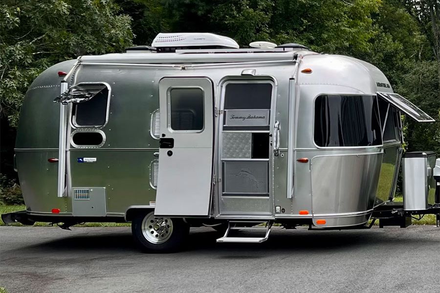 2018 Airstream 19CB Tommy Bahama @ Mecum Harrisberg auction