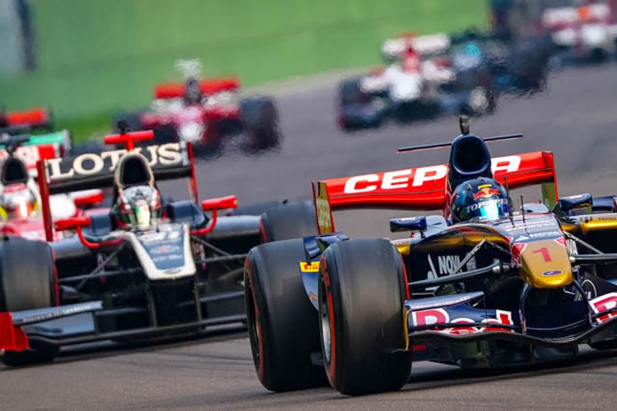 F1 cars as the curtain-raiser for the 2 Tours d’Horloge