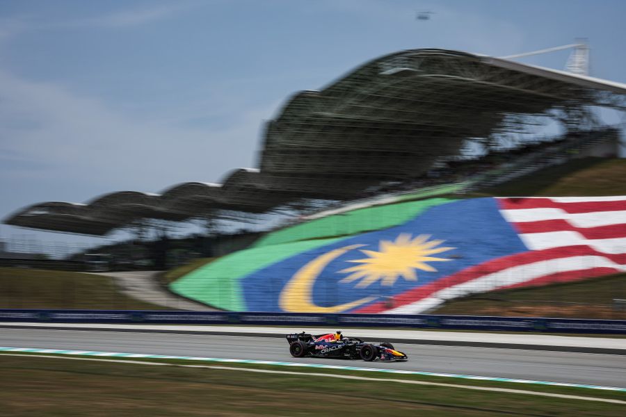 Verstappen leads Russell in Bahrain Grand Prix opening practice in Malaysia