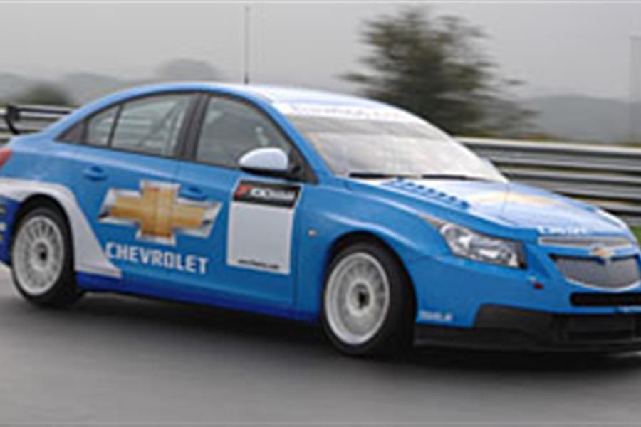 Alex MacDowall tests 2011 WTCC Chevy Cruze