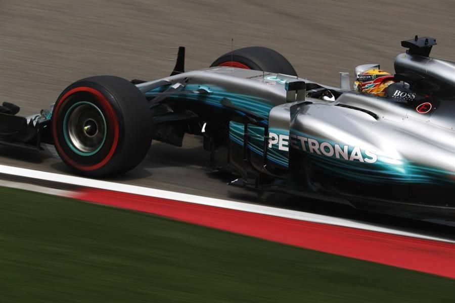 Hamilton takes Chinese GP pole