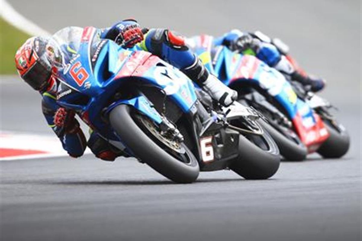 Suzuki and Cooper extend Superstock lead at Brands BSB