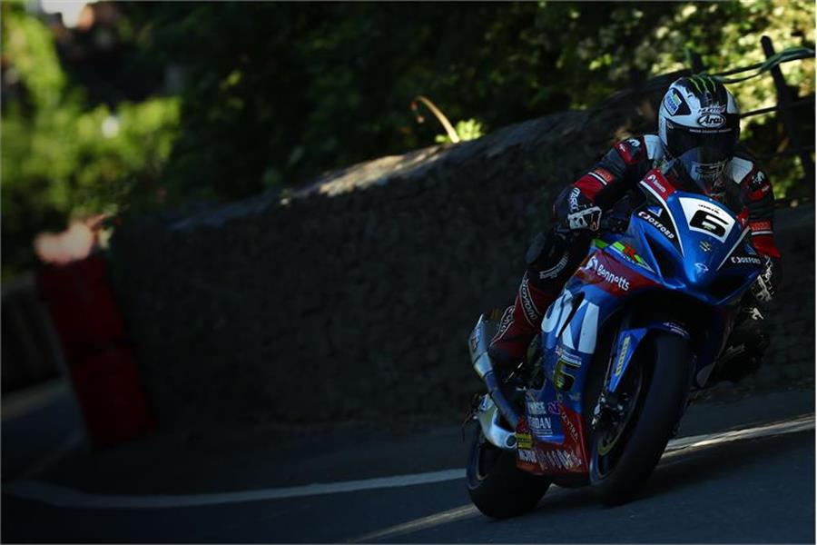 Dunlop And Bennetts 2017 Suzuki Gsx R1000 On The Pace At The Iom Tt Motorsport News Creative