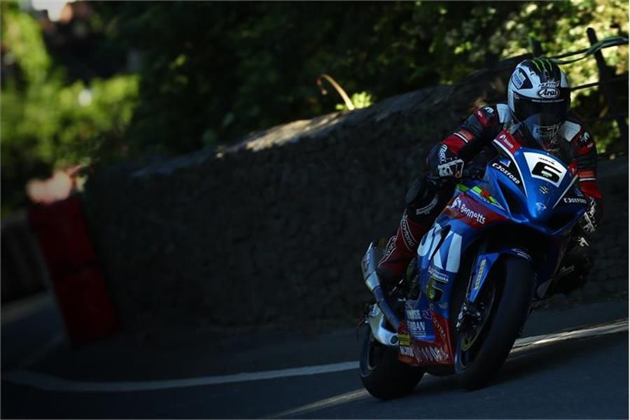 Dunlop and Bennetts 2017 Suzuki GSX-R1000 on the pace at the IOM TT