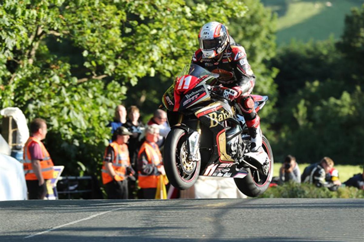 Hutchinson and Dunlop resume rivalry on opening night of IOM TT qualifying