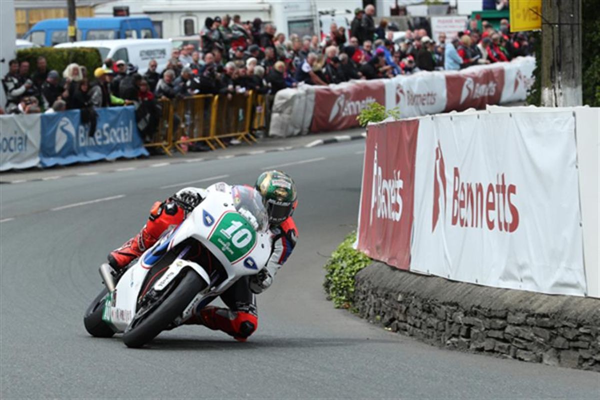 Michael Rutter wins Bennetts Lightweight TT in record race time