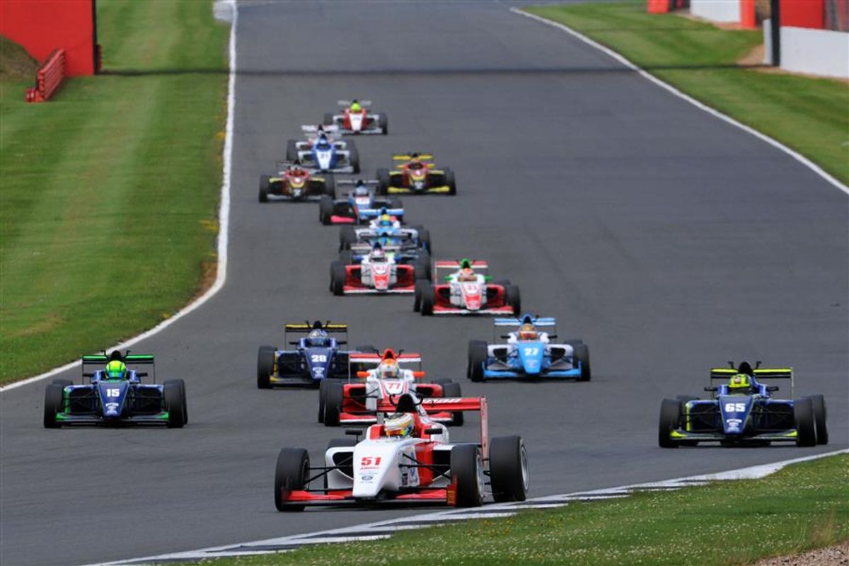 Toby Sowery dominates F3 opening day at Silverstone
