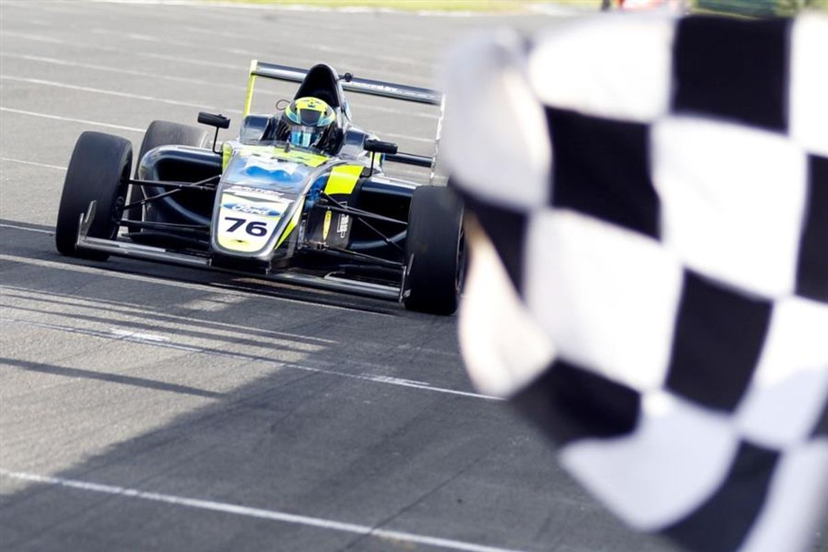 Double win for Double R at Croft 