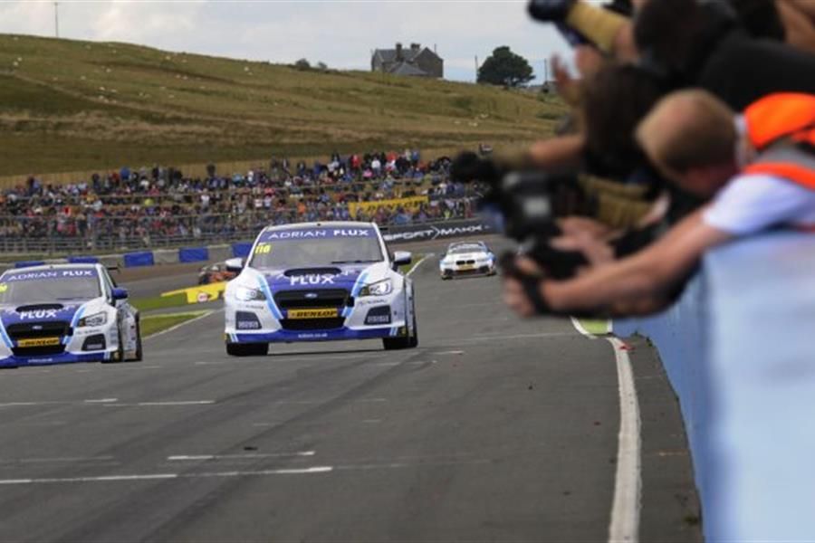 Sutton seals Race 2 at Knockhill BTCC