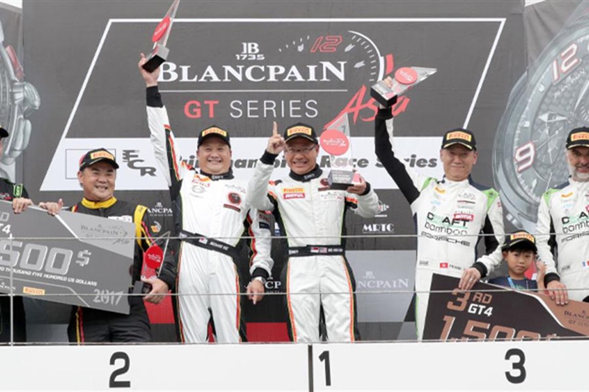 Abbott and Buhk sprint to Blancpain Asia Race 2 win