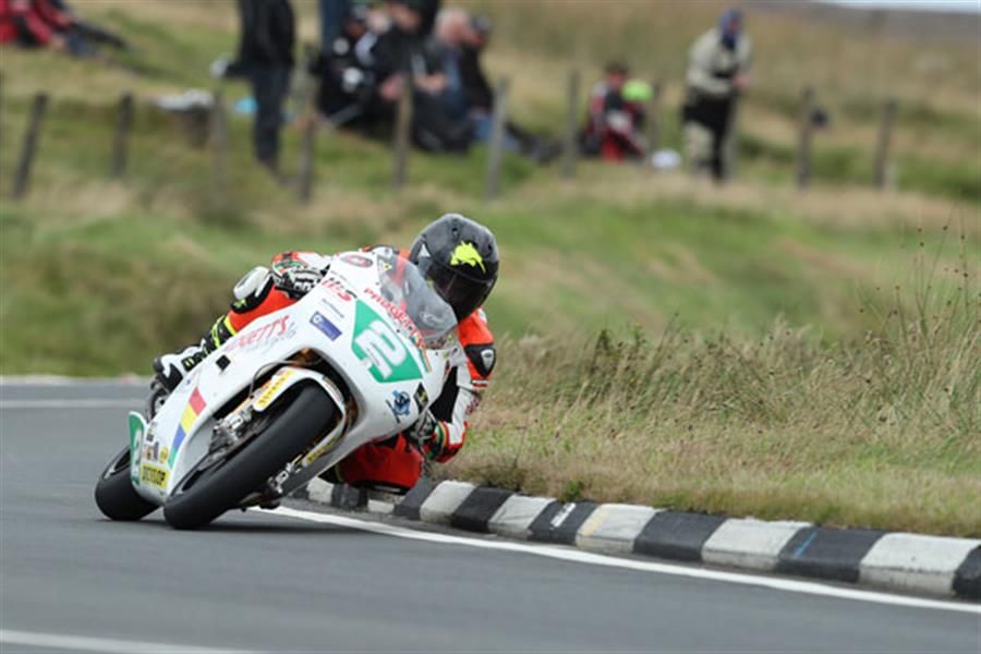 Anstey rips up the record books in Dunlop Lightweight Classic TT Race win