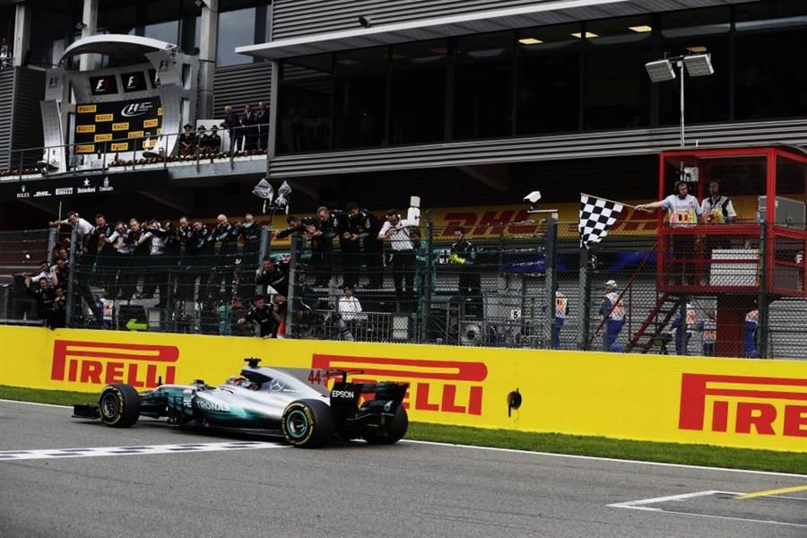 Hamilton wins in Spa to close on Vettal in championship title fight