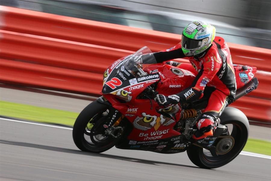 Glenn Irwin claims maiden BSB win at Silverstone