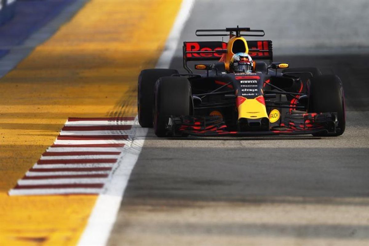 Daniel Ricciardo doubles up with top spot in Singapore Grand Prix FP 2