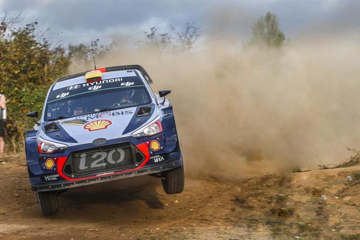 Mikkelsen maintains dream lead on Rally de Espana