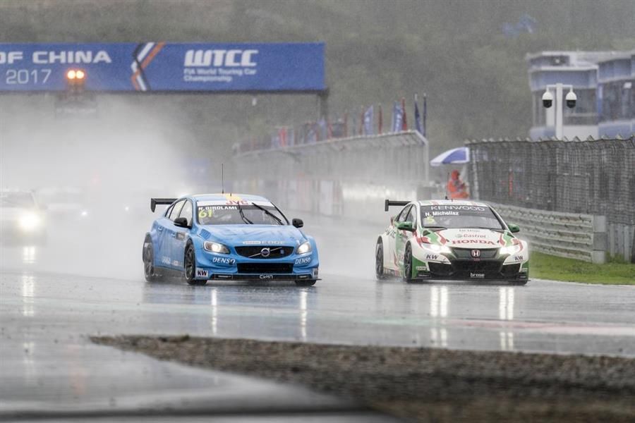 Néstor Girolami wins his maiden WTCC race in China