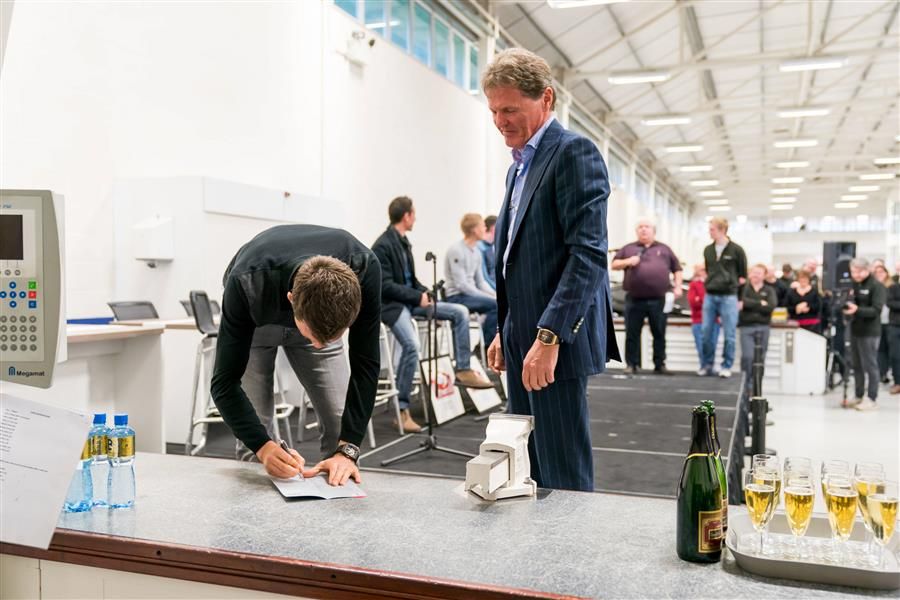 Ogier re-signs to defend WRC title