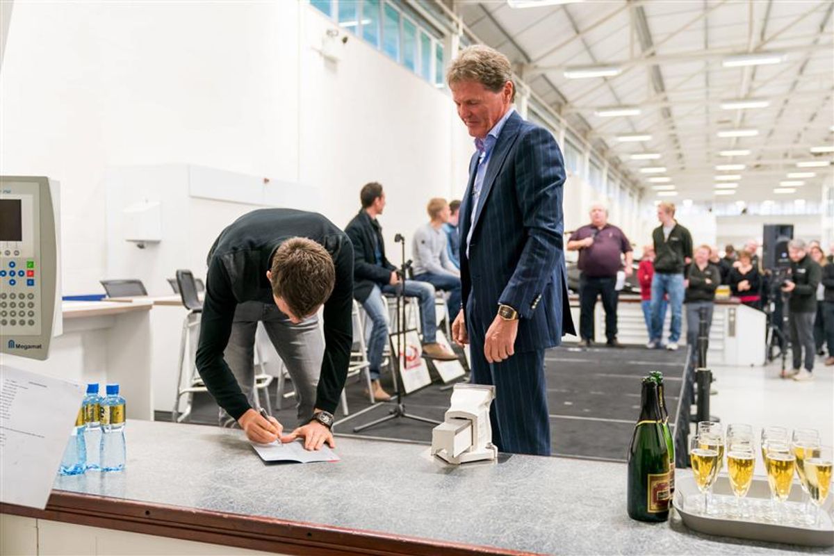 Ogier re-signs to defend WRC title