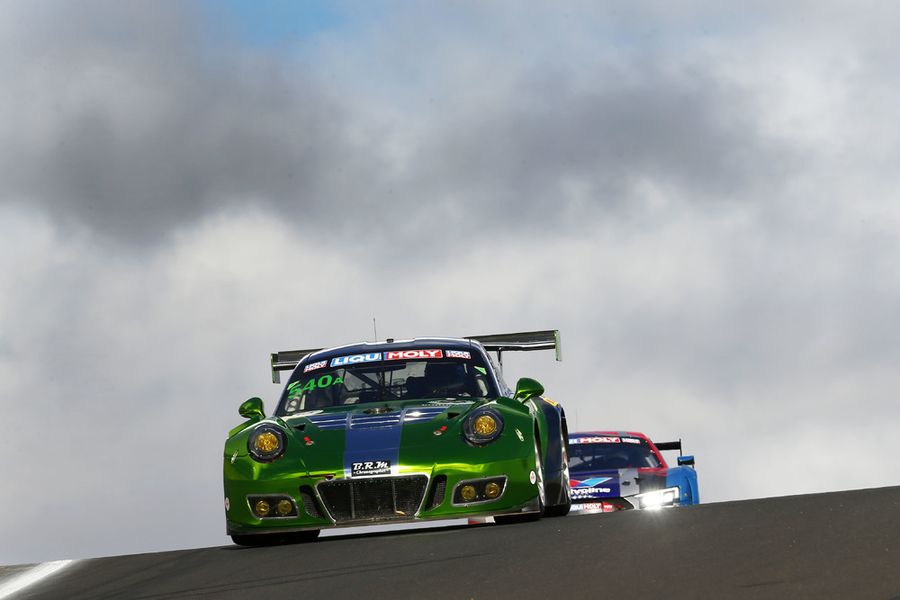 Podium and two class wins for Porsche at Mount Panorama