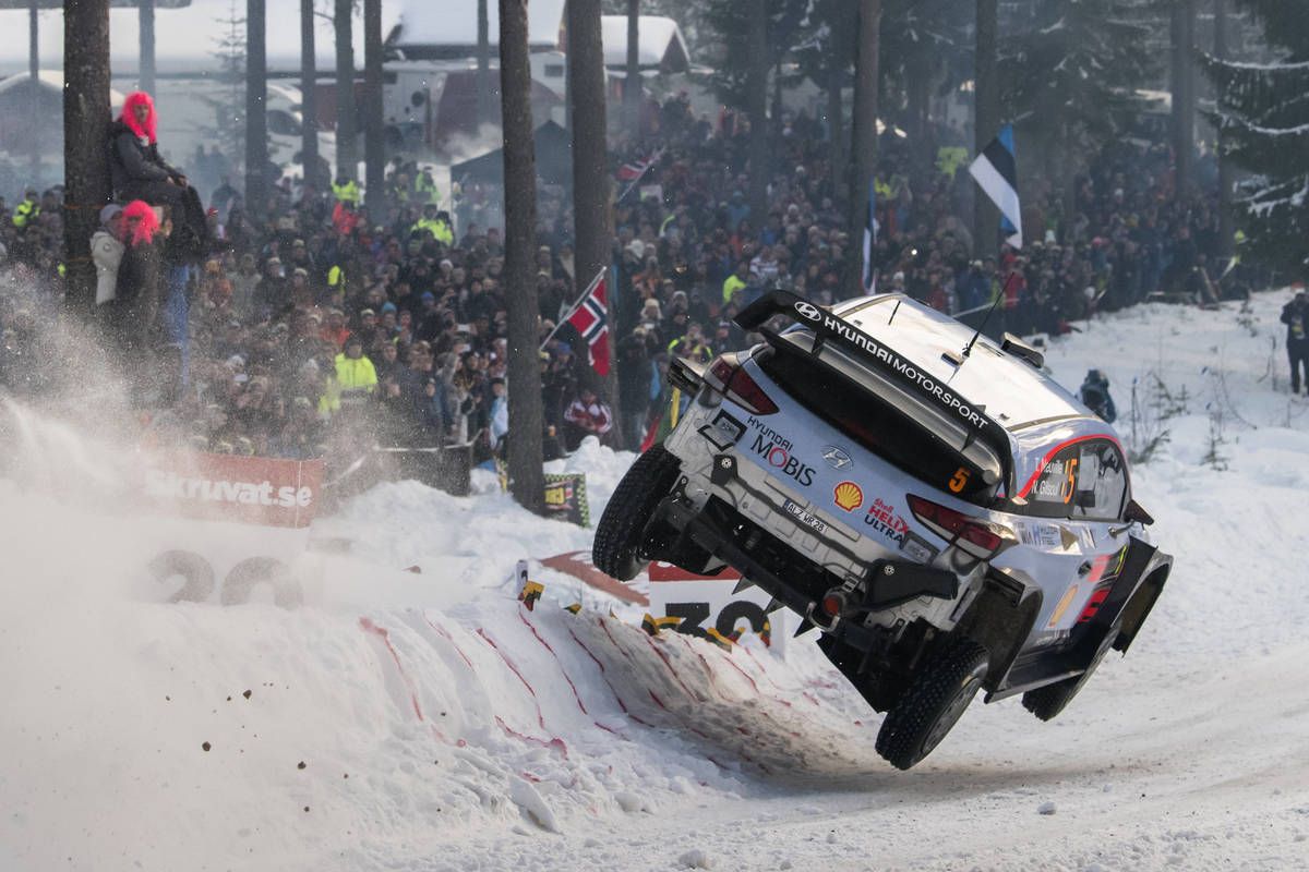 Neuville opens up gap to chasing pack after super Saturday