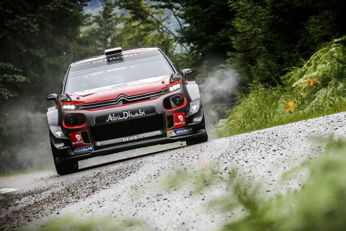 Sébastien Loeb  and the Citroën C3 WRCs head for Mexixo
